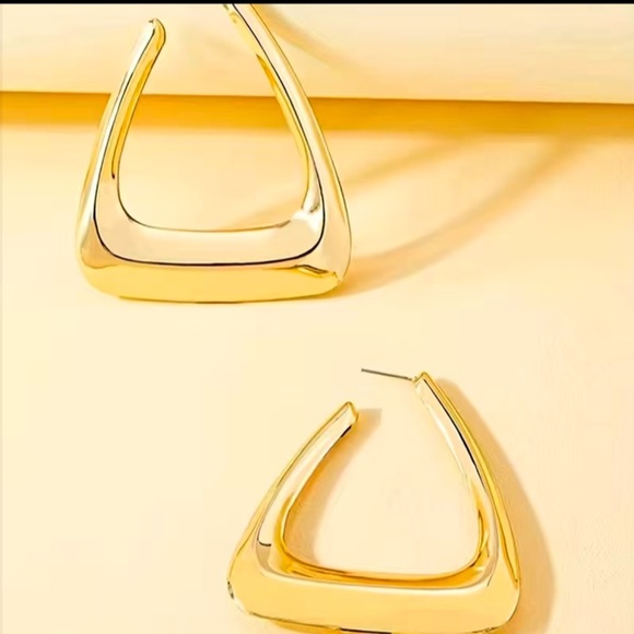 NEW•UNIQUE & MODERN GOLD ANGLED HOOP EARRINGS - Picture 5 of 15
